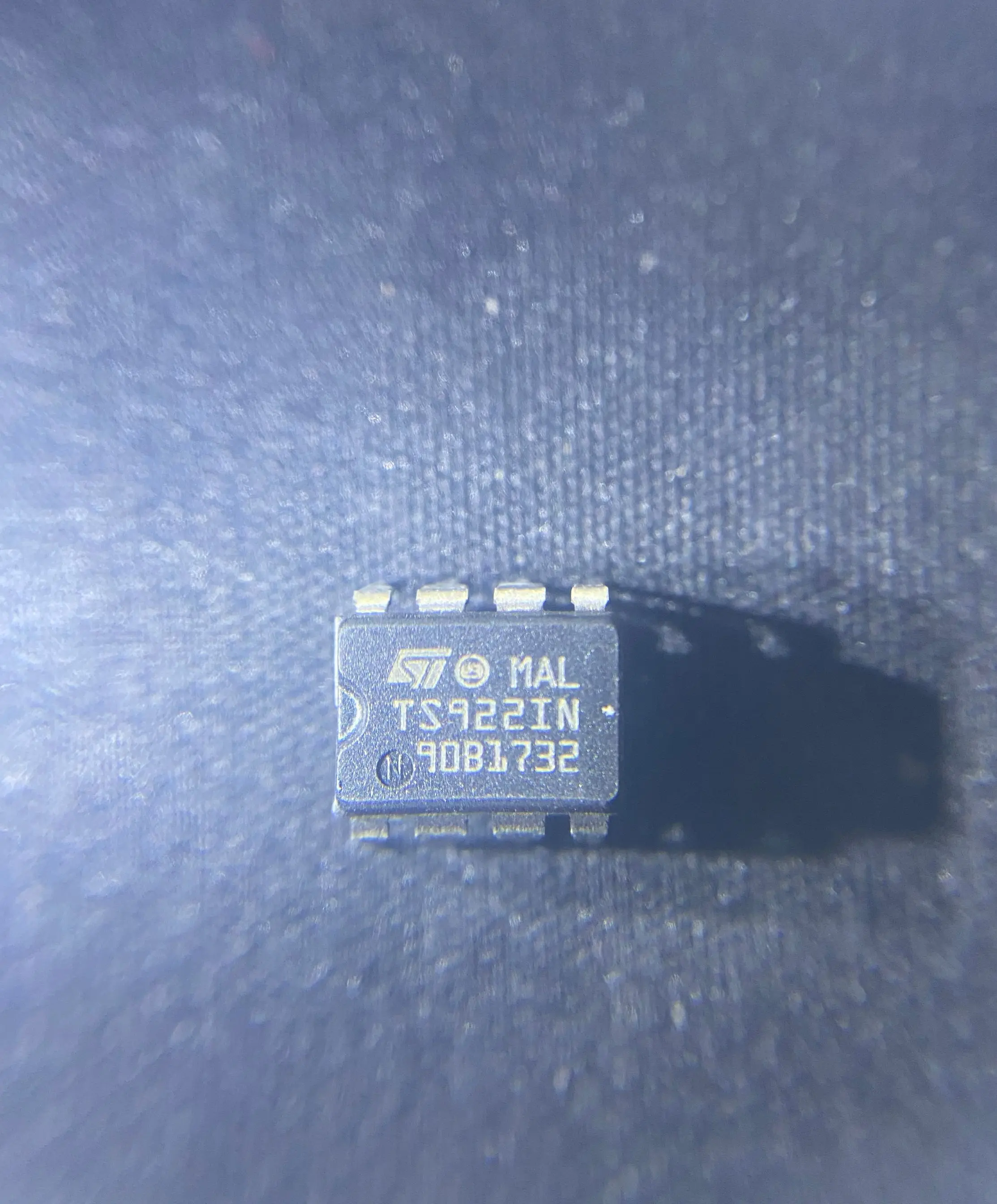 

10pcs/lot TS922IN TS922 High output current dual operational amplifier IC DIP8 NEW Original free shipping in stock.