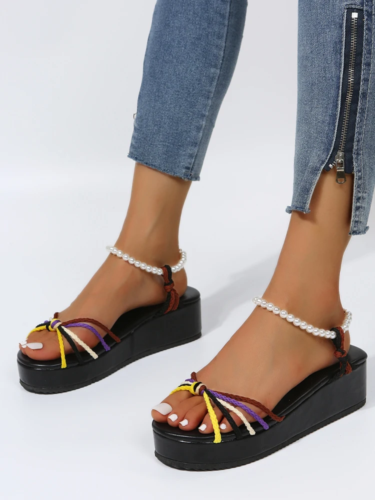 

Женские босоножки на танкетке, повседневные пляжные шлепанцы на плоской подошве, с цепочкой и жемчугом, лето 2022