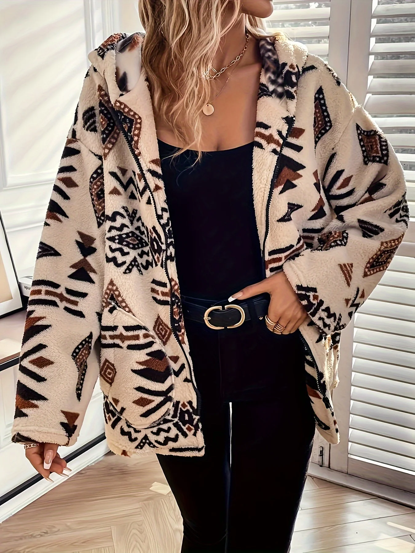 Повседневное пальто больших размеров с капюшоном из искусственного меха