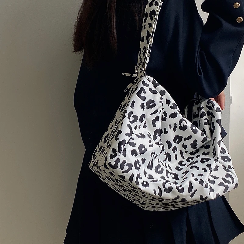 

Retro leopard nylon fabric diagonal cross bag large capacity Japanese neutral cool handsome student personality Single Shoulder