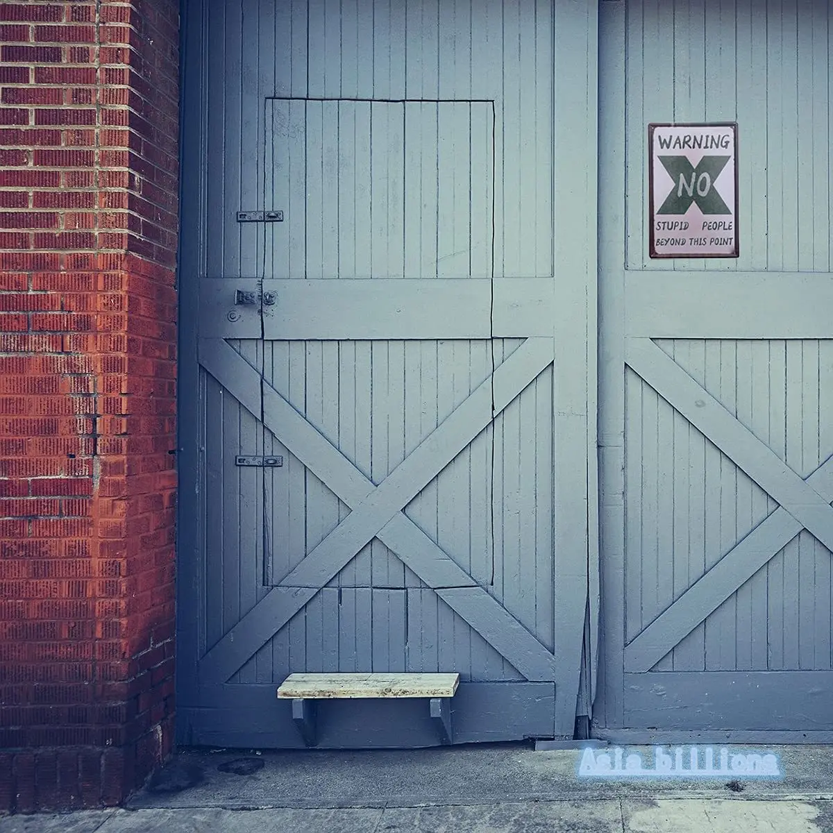 Закрытые ворота. Дверной ворота. Средневековые ворота. Старинные ворота. Дверной ворота.