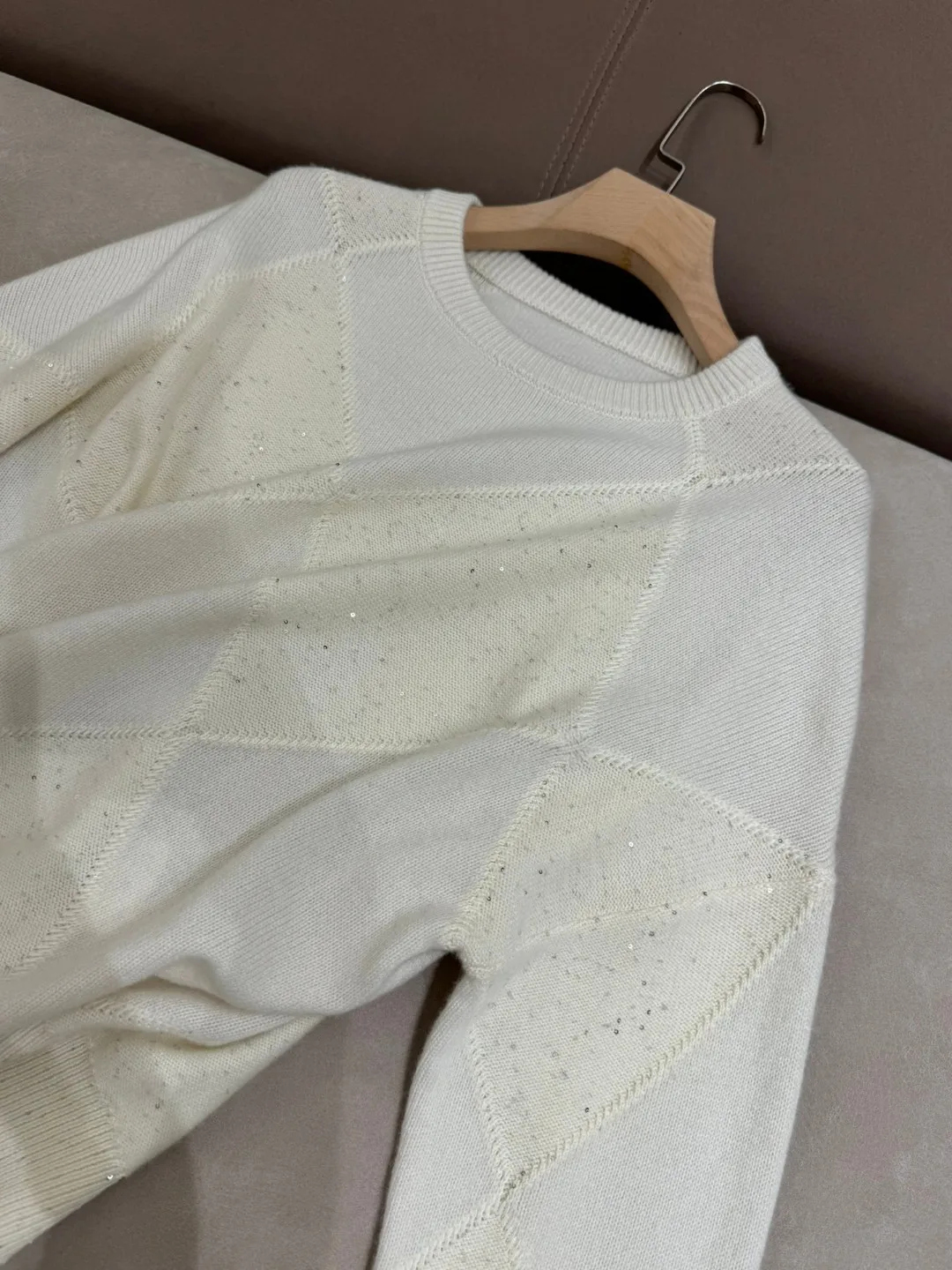 Женский кашемировый свитер с ромбическими пайетками и круглым вырезом B * C