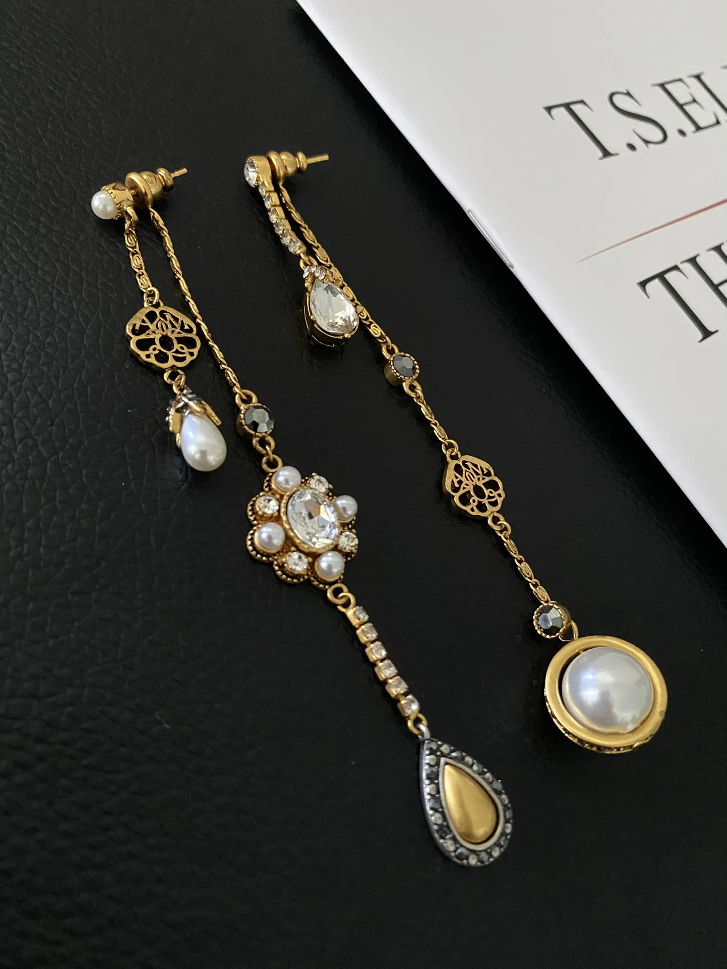 

Retro water drop pearl asymmetric long earrings