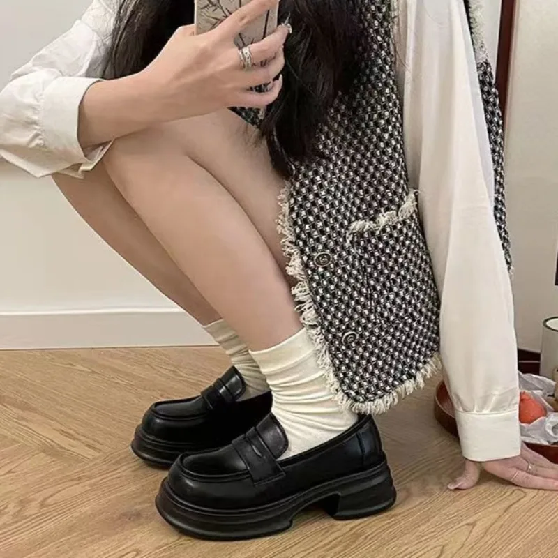 Туфли с круглым носком и толстой подошвой женские черные маленькие кожаные туфли