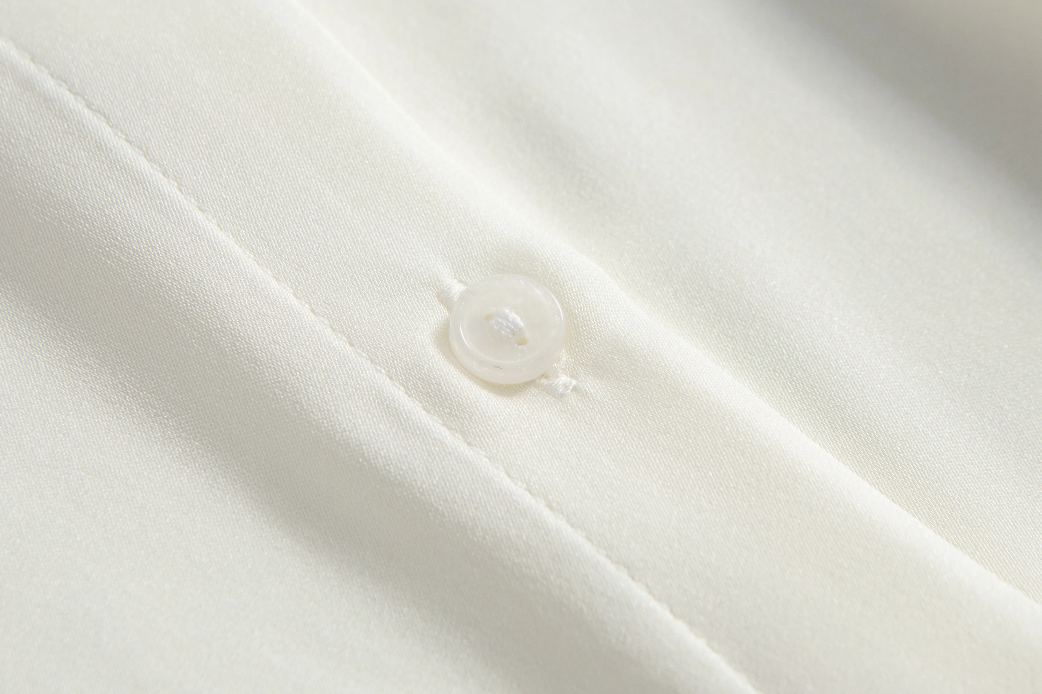 Женская эластичная рубашка с длинным рукавом белая из натурального шелка