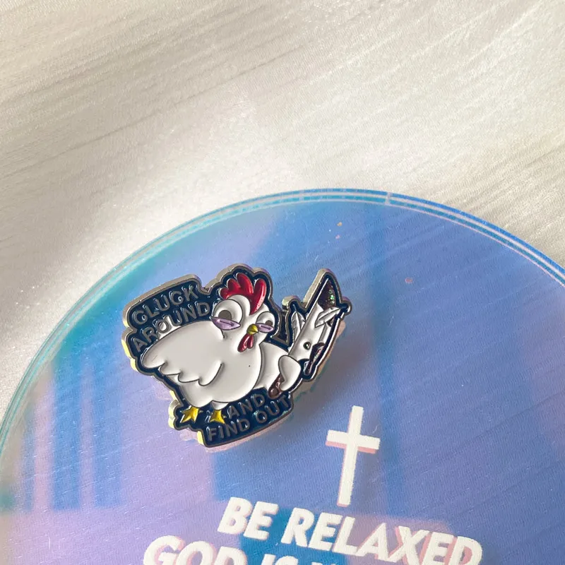 Забавная мультяшная белая эмалированная брошь в виде ножа на петух круглая и