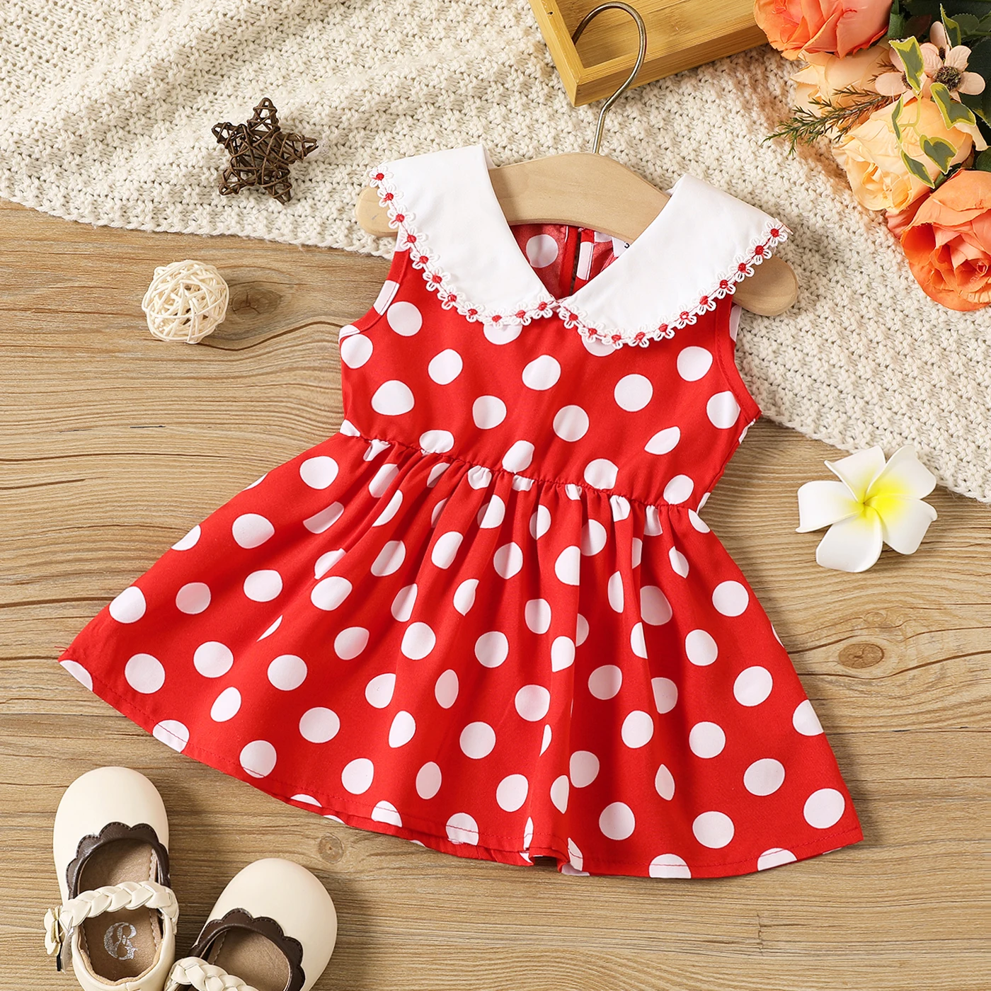 

Платье-футляр для девочек с контрастным воротником и принтом в горошек