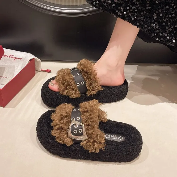 Шлепанцы женские уличные на среднем каблуке меховые сланцы плюшевые тапки