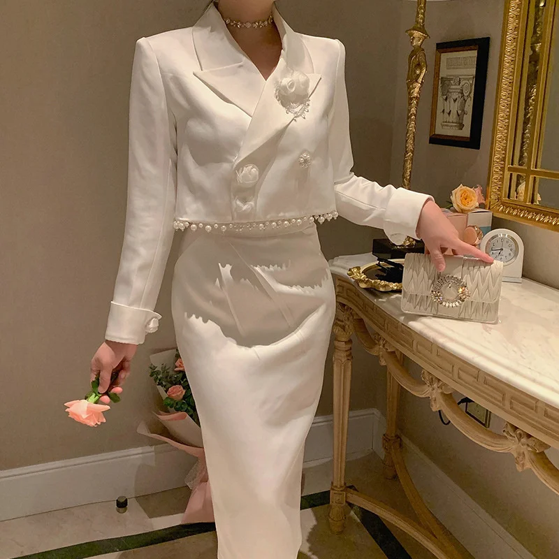 

Женский костюм-двойка с блейзером, белый костюм из блейзера с длинным рукавом и жемчужной 3D аппликацией, юбка до середины икры, Осень-зима 2023