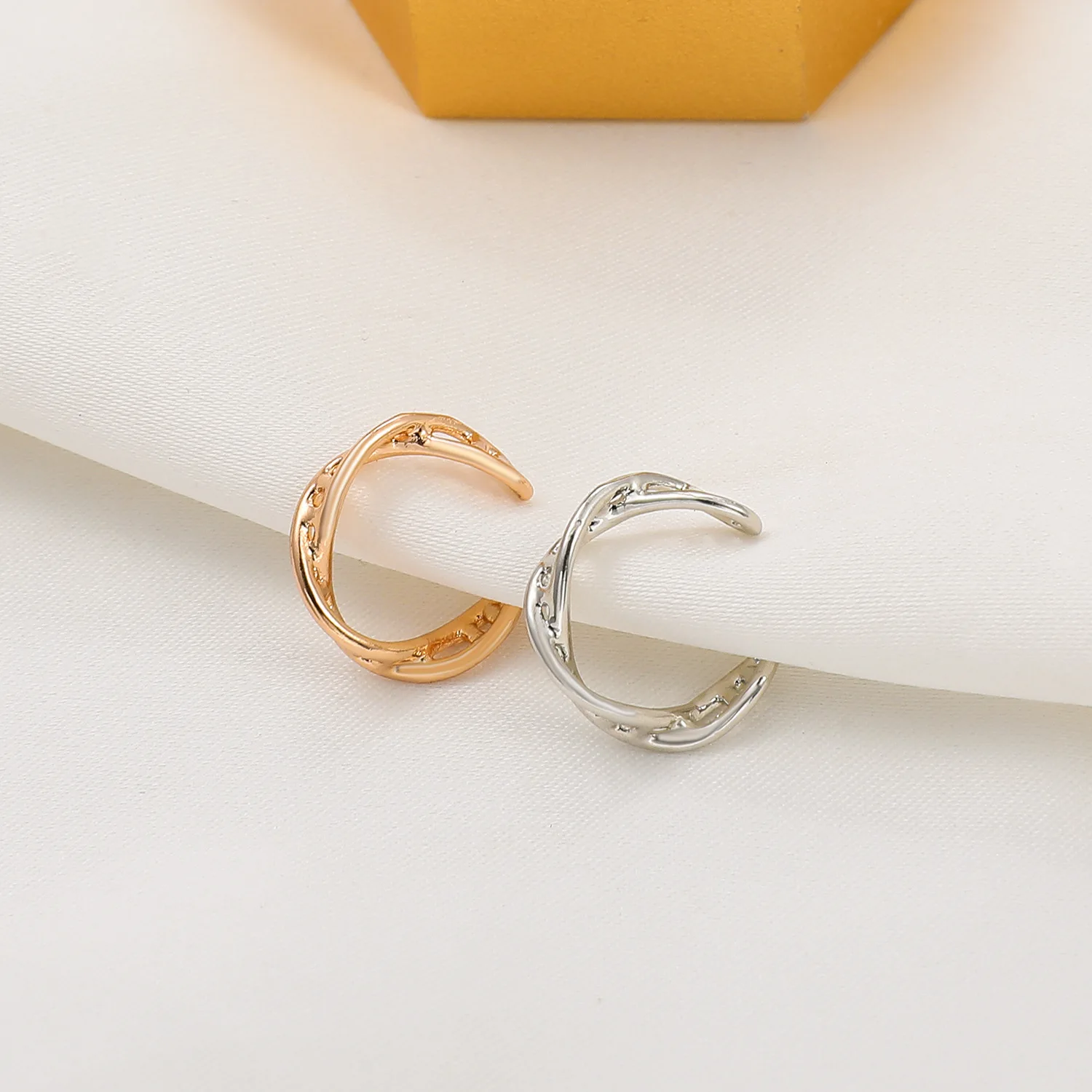 Простые свежие серьги-клипсы в стиле ретро с геометрическим стилем золотые