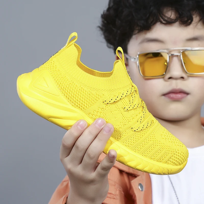 

Летняя детская мягкая спортивная обувь черного и желтого цвета, детские дышащие кроссовки для бега для мальчиков и девочек, размер 28-39