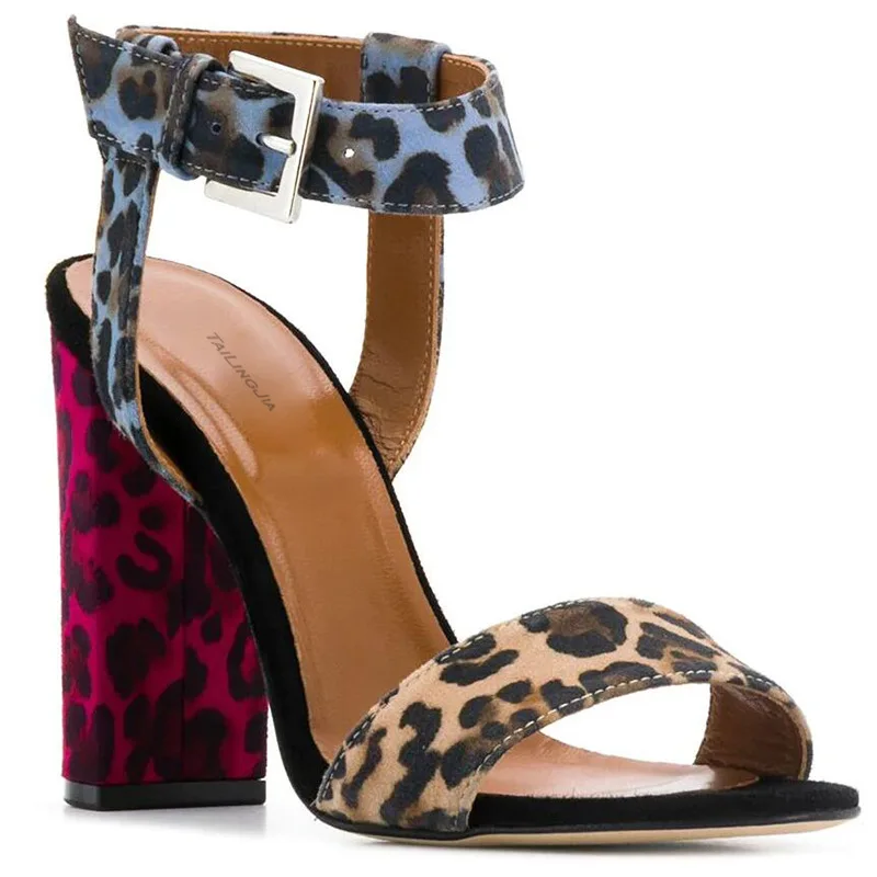 

Женские вечерние туфли на ремешке с круглым носком и ремешком на запястье