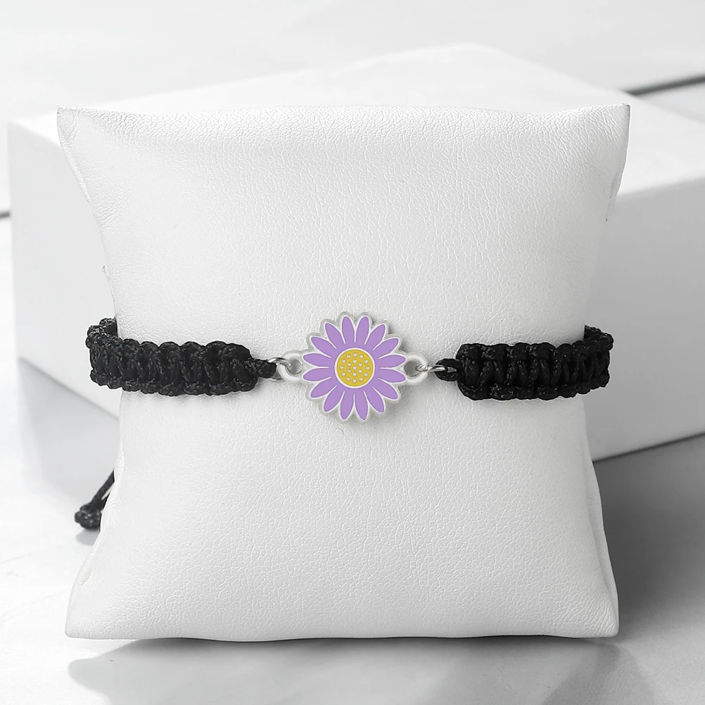 Летний браслет с подвесками в виде маргариток красного и черного цвета