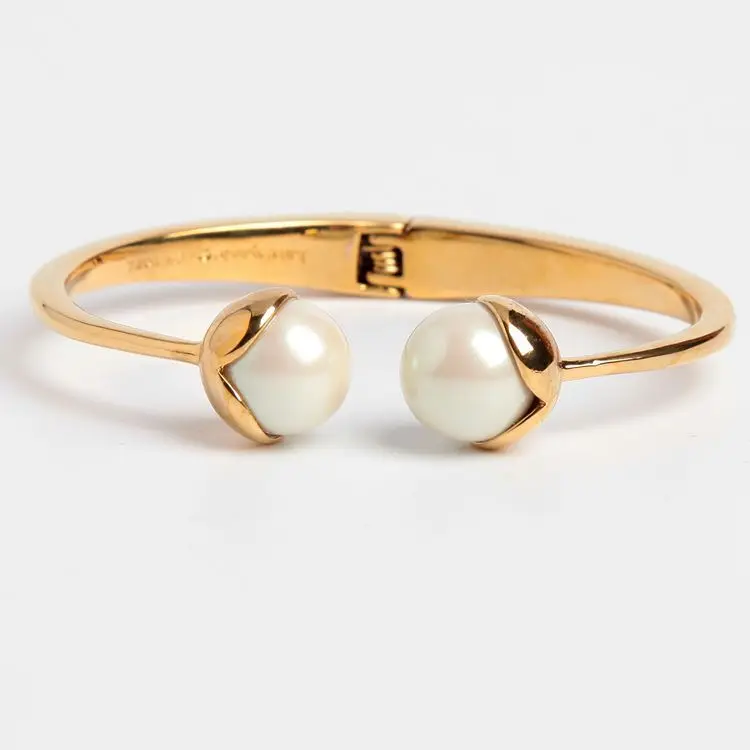 

Simple glass pearl bracelet set with gemstones