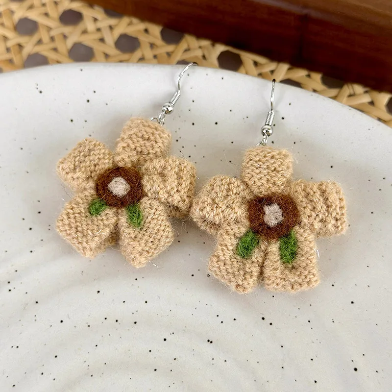 Разноцветные вязаные женские серьги с цветами из шерстяной пряжи
