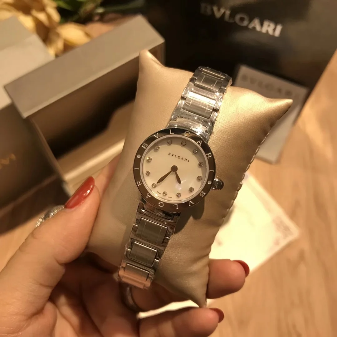 Женские часы в стиле Bvlgari кварцевые изысканные и сдержанные |