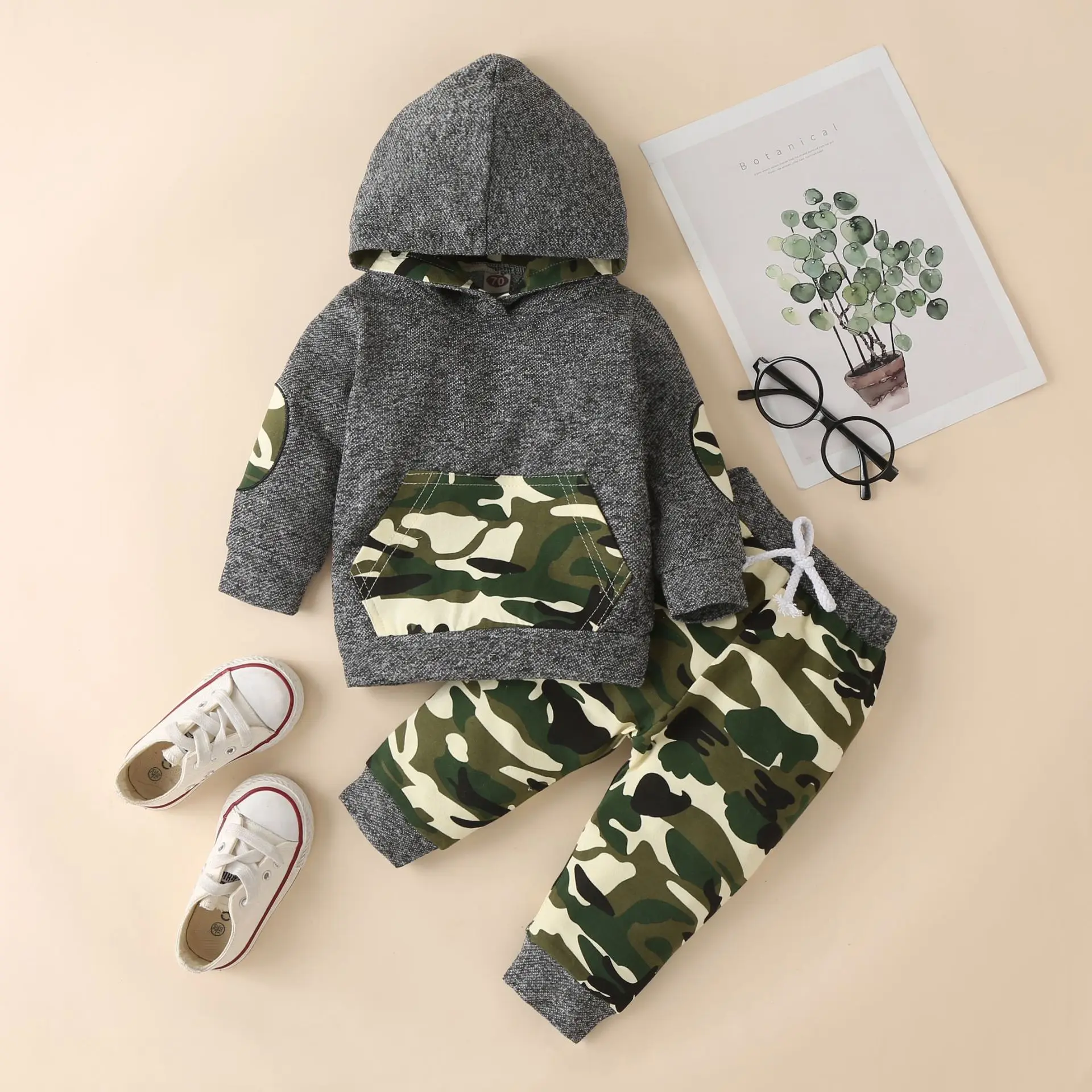 

Спортивный костюм Камуфляжный из двух предметов для маленьких мальчиков, толстовка с капюшоном и эластичные штаны, модная одежда на осень и...