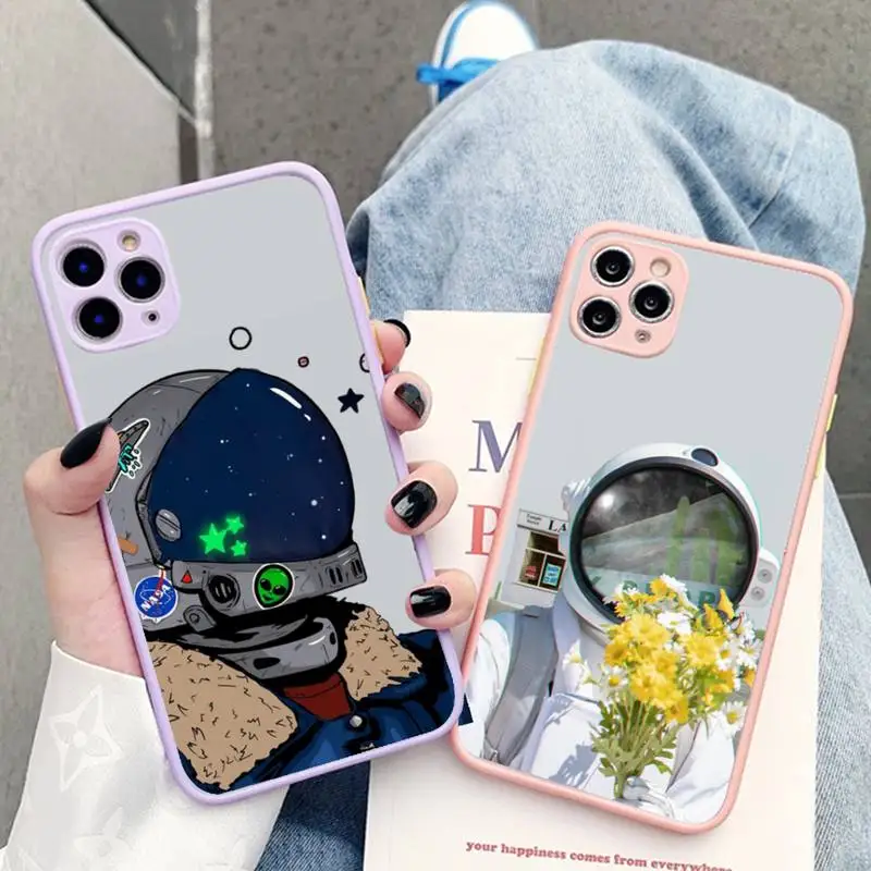 

Cute Astronauts Phone Case for iPhone X XR XS 7 8 Plus 11 12 13 pro MAX 13mini Translucent Matte Case