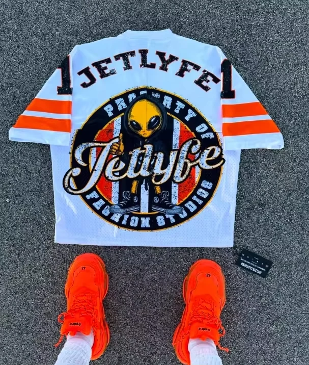 Спортивная футболка в оливковую полоску с короткими рукавами и универсальными