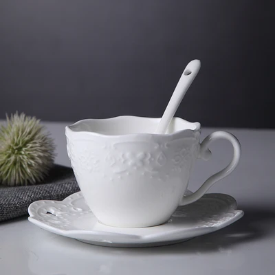 200 мл. Белая фарфоровая чашка Tazas Cafe с тиснением и блюдце керамическая для