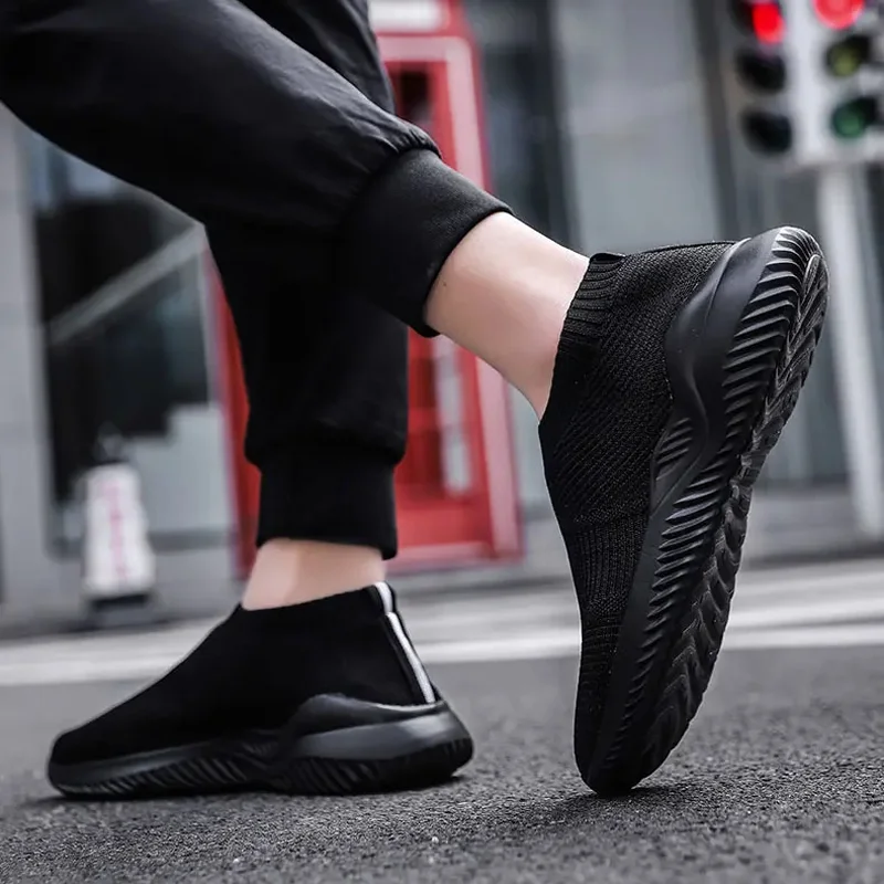 Spring and Autumn Men Shoes Flying Woven Breathable Slip-On Sneakers Mesh Outdoor Comfortable Lightweight Casual Sports Shoes
