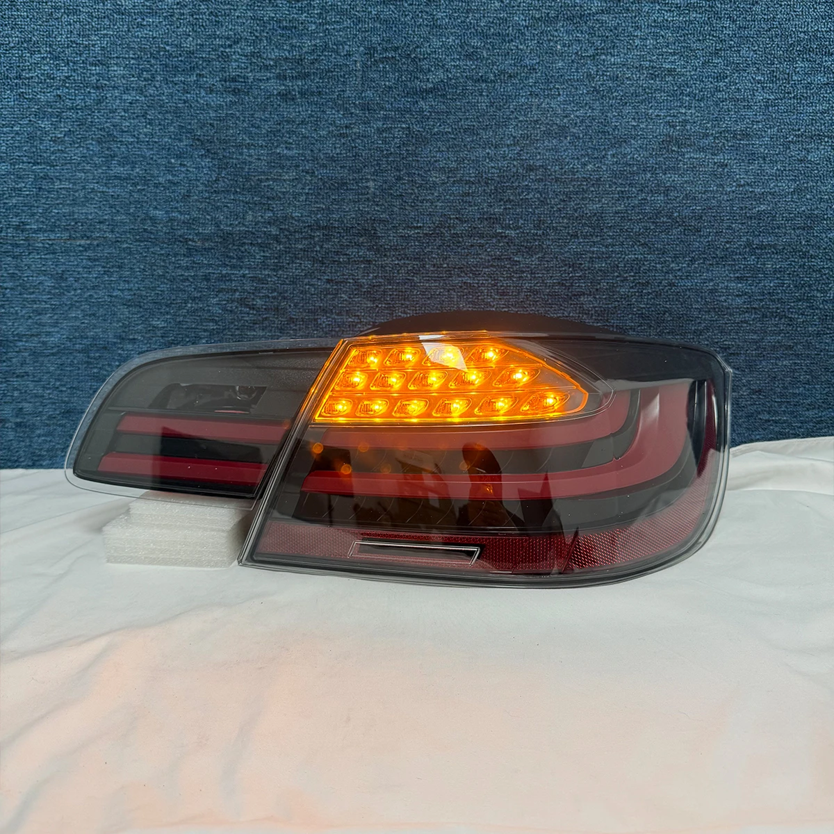 Фото Светодиодные задние фонари LED LCI для BMW 3 серии M3 E93 2006-2013, установка Plug and Play, Canbus, тонированные линзы, последовательные указатели поворота, замена штатных фонарей №4