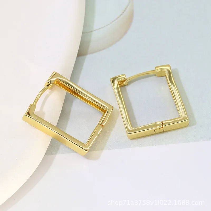 Женские серьги-кольца геометрической формы