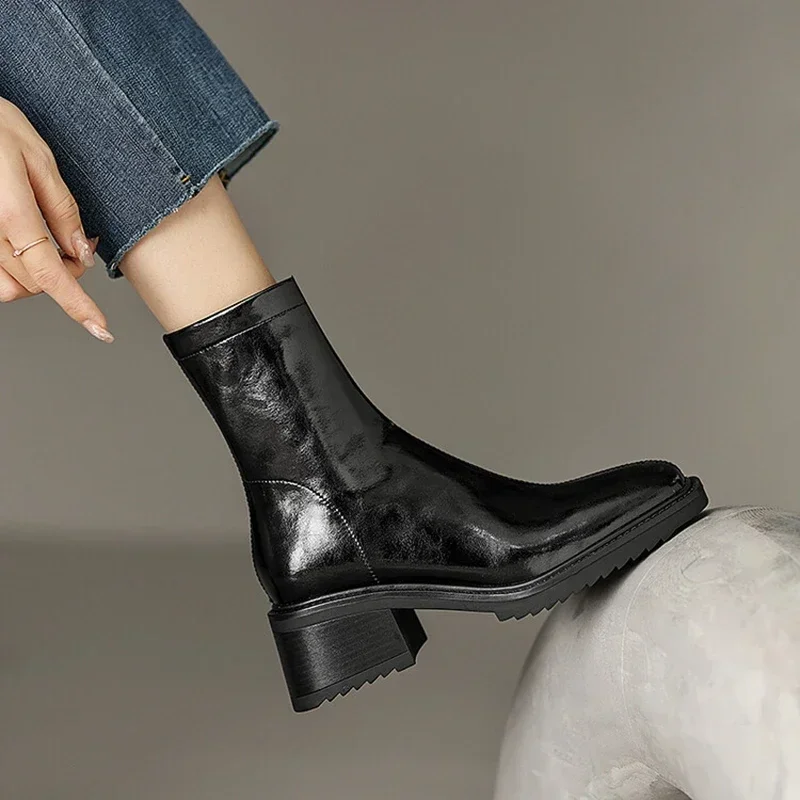 Женские зимние ботинки из спилока на массивном каблуке