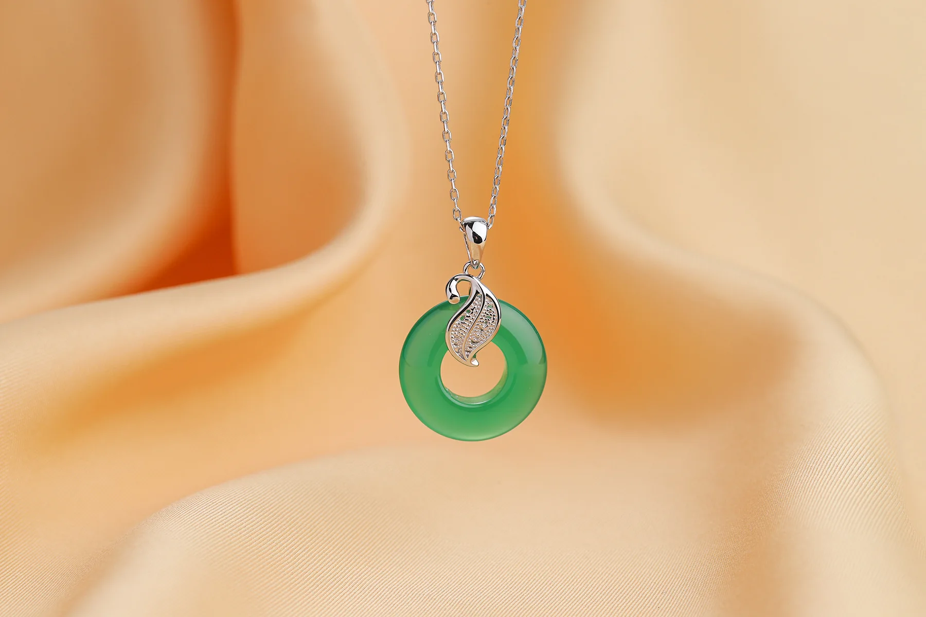 

S925 sterling silver chalcedony necklace ins female versatile temperament high sense sweater chain temperament cold wind