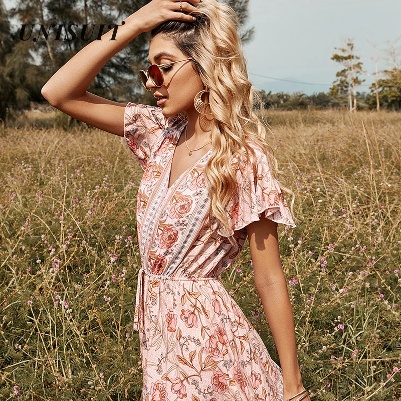 Женское платье средней длины с коротким рукавом и V-образным вырезом |