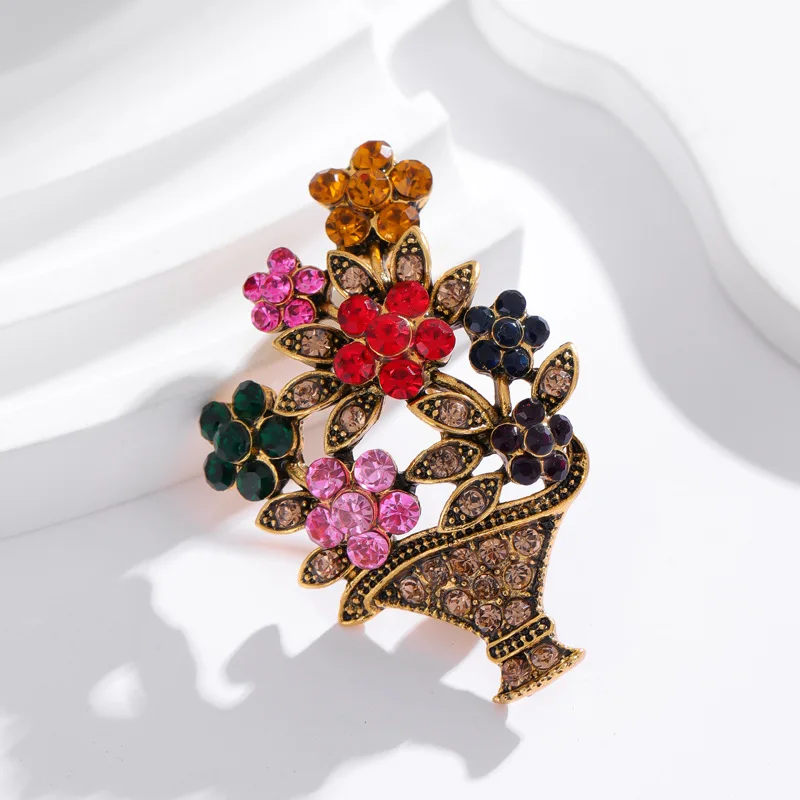 Брошь в форме цветка