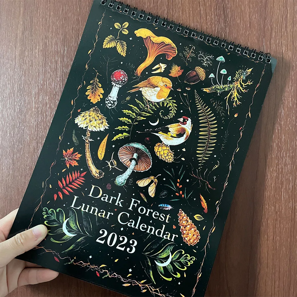 

Кулон настенный в виде лунного календаря с темным лесом, 2023