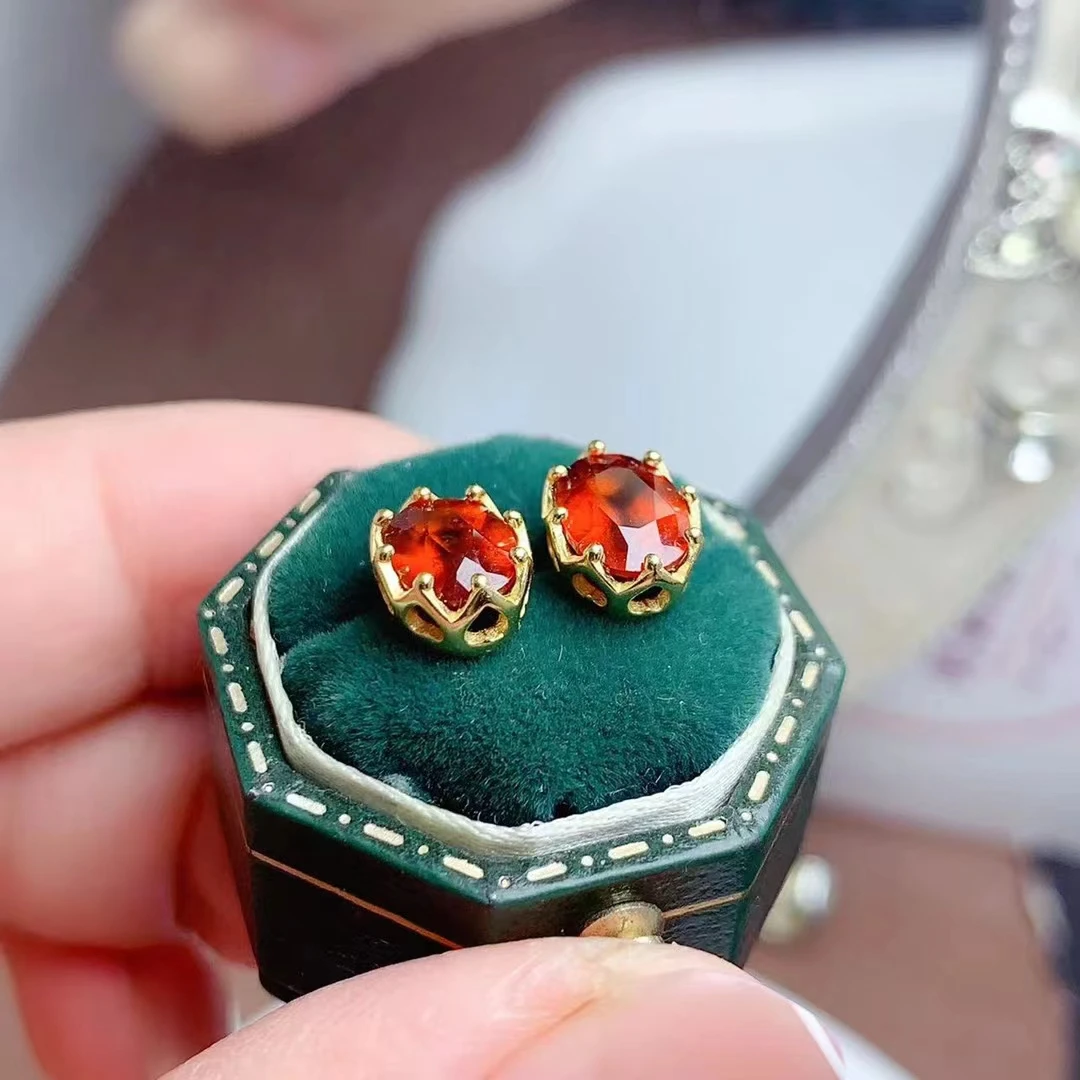 Серьги-гвоздики с гранатом 18 карат