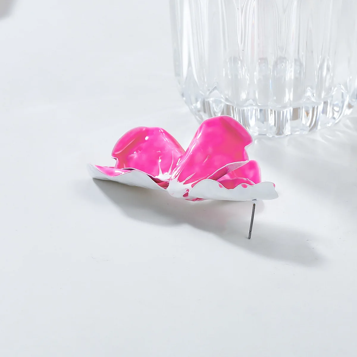 Металлические серьги-гвоздики конфетных цветов с геометрическим рисунком для