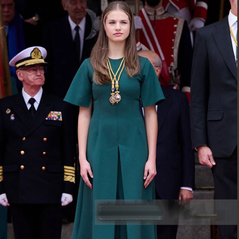 Женское платье с застежкой на талии модельное дизайнерское круглым вырезом и