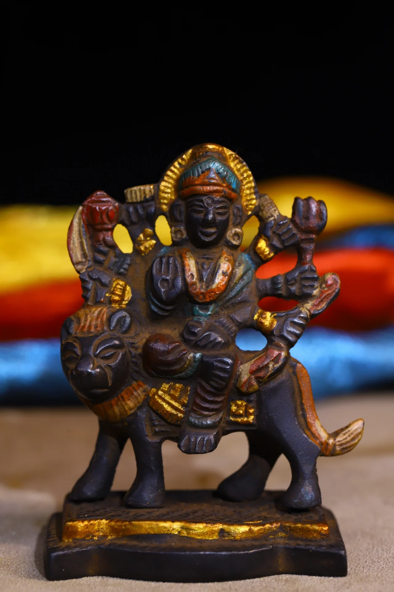 

Коллекция тибетских храмов 3 дюйма, старая бронзовая роспись, Parvati Shiva, шесть боевых тигров, поклонение в зале, городской домик