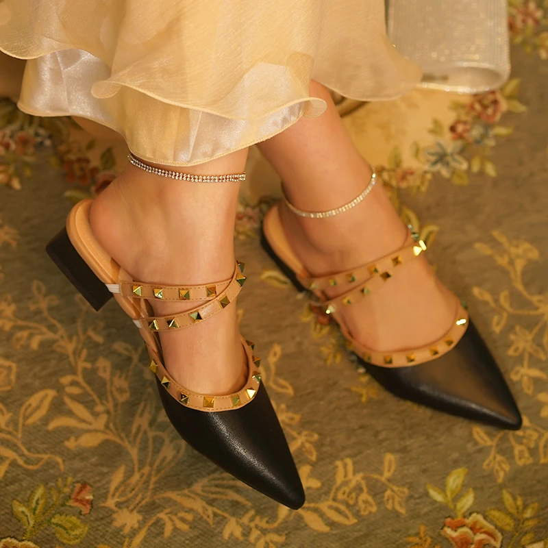 

Женские босоножки с заклепками и острым носком, на квадратном каблуке