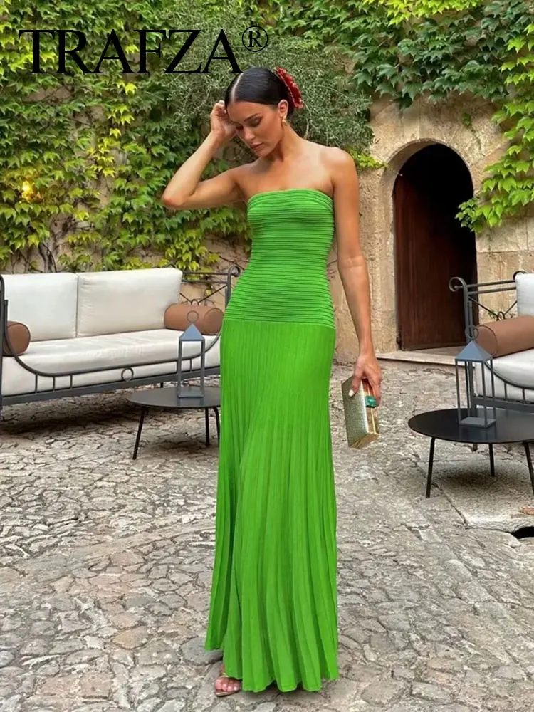 

Женское трикотажное платье с открытой спиной и складками