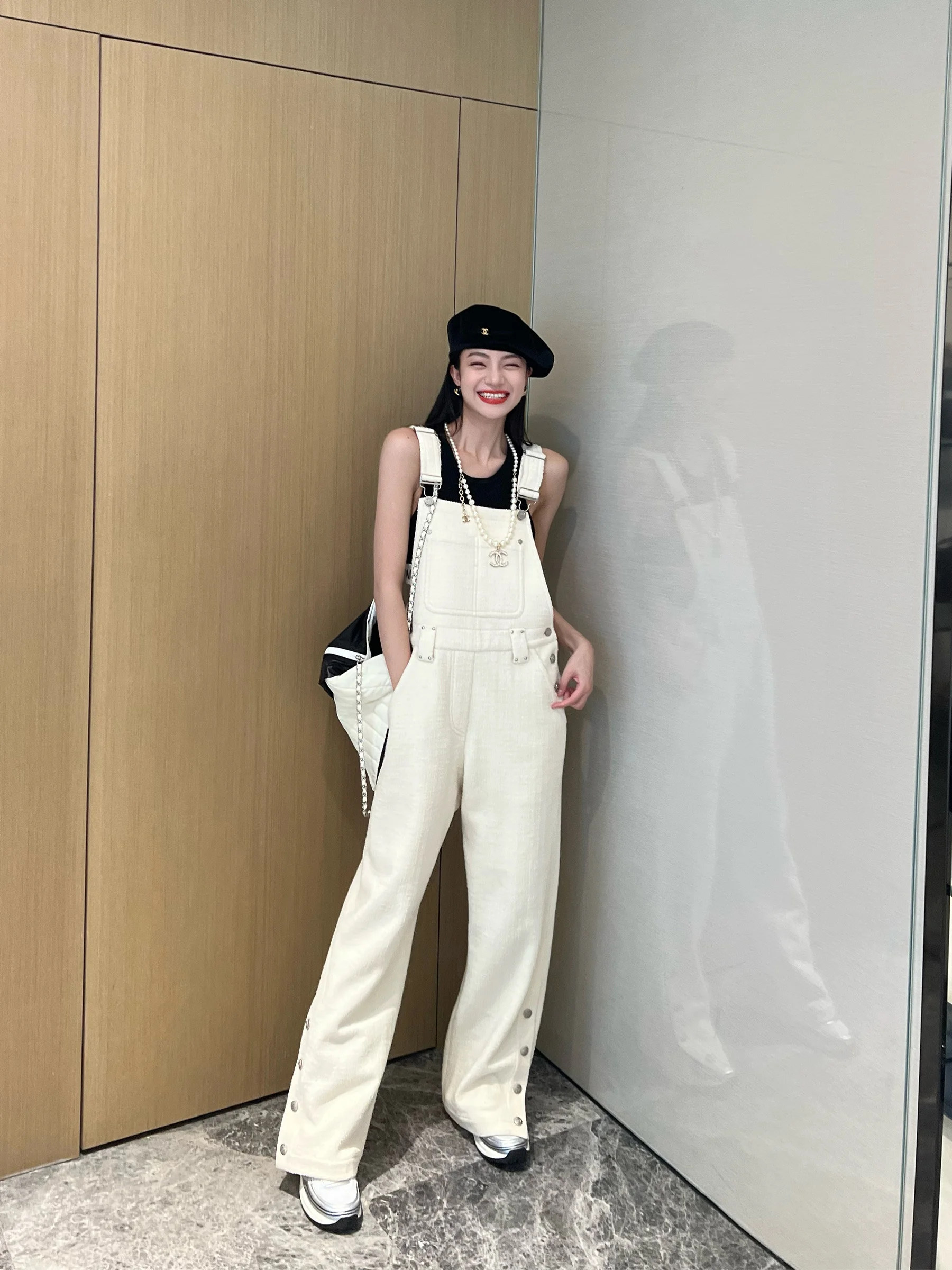 Xiaojingjia's niche design of the same style cool and cute fried street age reducing white little fragrant shoulder belt pants