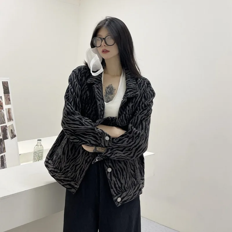 Женская джинсовая куртка в полоску с зеброй демисезонная однобортная Свободная