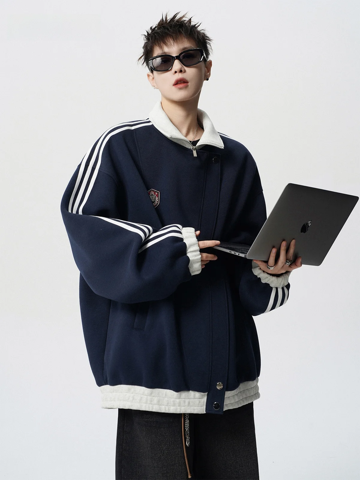 Необычный кардиган с косой планкой и капюшоном мужская весенняя красивая