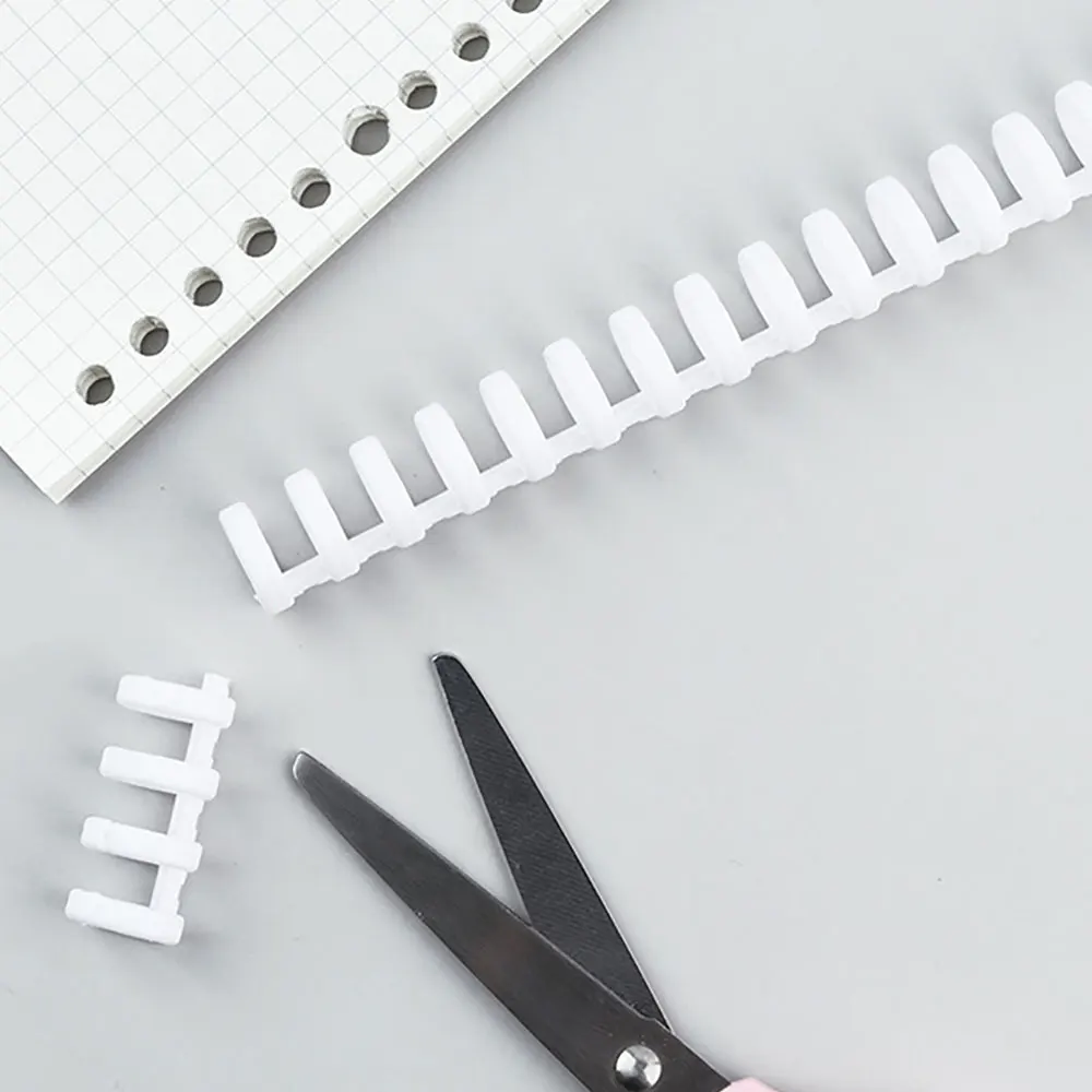 

Черно-белое пластиковое кольцо с отверстиями 10 мм