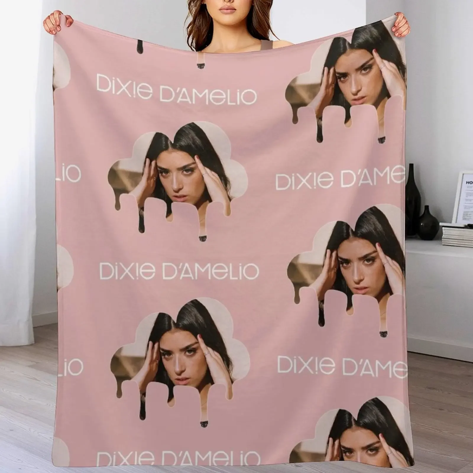 Фото Плед Dixie D'Amelio Logo 2, мягкий и удобный плед для дома, на все времена года №1