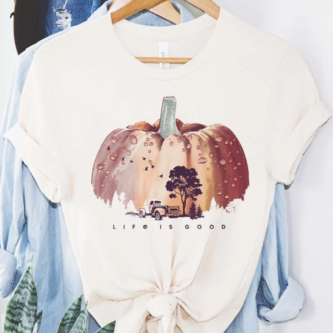 

Женская футболка с коротким рукавом и принтом в виде тыквы