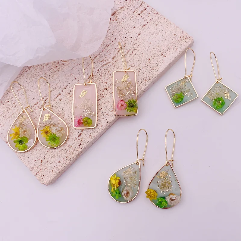 

Minar Cute Lovely Clear Resin Real Dye Flower Drop Earrings for Women Girls Multicolor Geometric Pendant Earring Wedding Jewelry