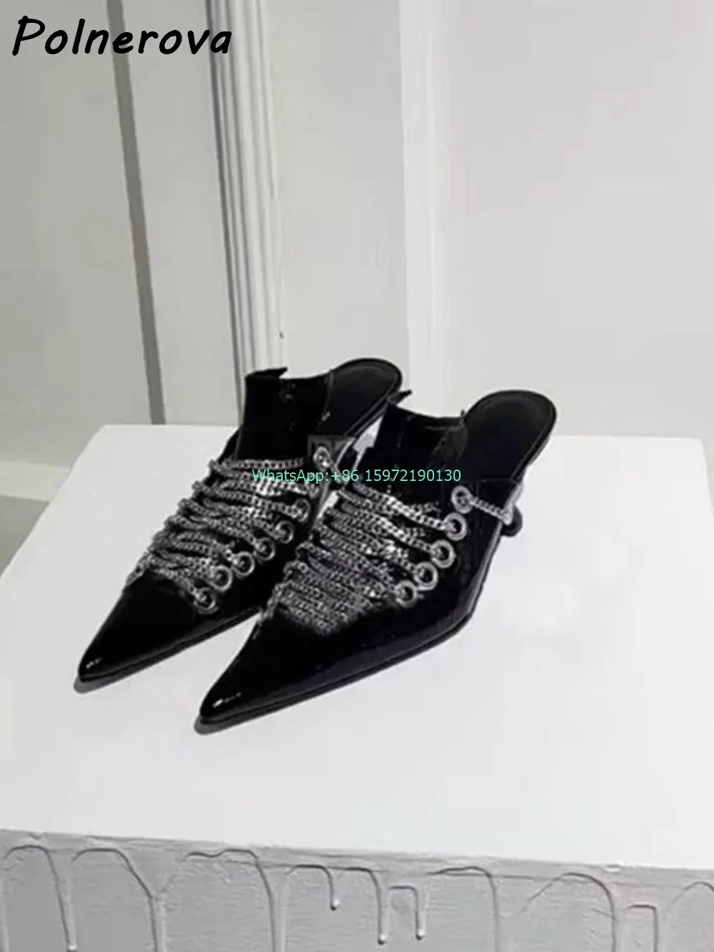 Женские туфли на шпильке черные однотонные с металлической цепочкой и ремешком