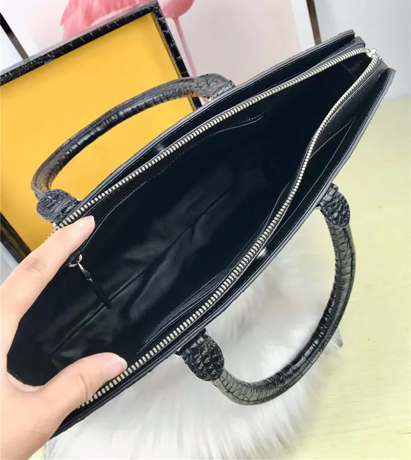 Рисунок 6 - Оригинальный мужской портфель из