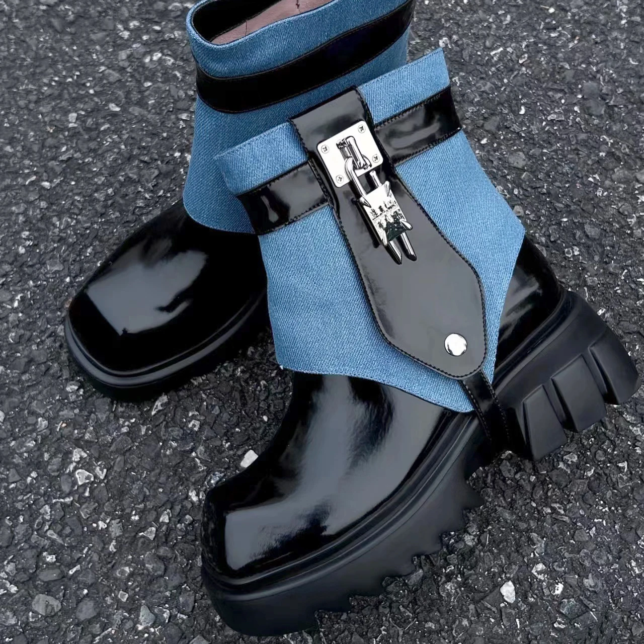 

2022 Зимние Модные женские ботинки с круглым носком на толстой подошве в стиле пэчворк ковбойские ботинки дизайнерские металлические увеличивающие рост короткие туфли на высоком каблуке