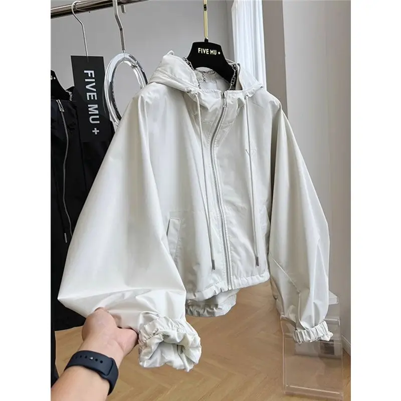 Женская куртка с капюшоном