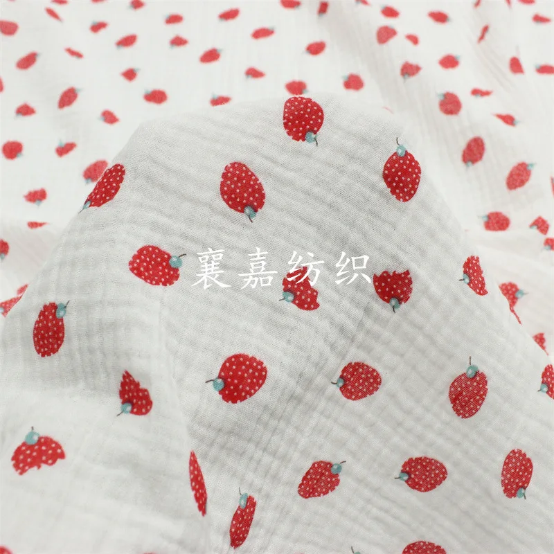 

100x135cm 100% Cotton Double-layer Cotton Gauze Strawberry Printed Fabric Nightwear Home Clothes Fabric 180g / M